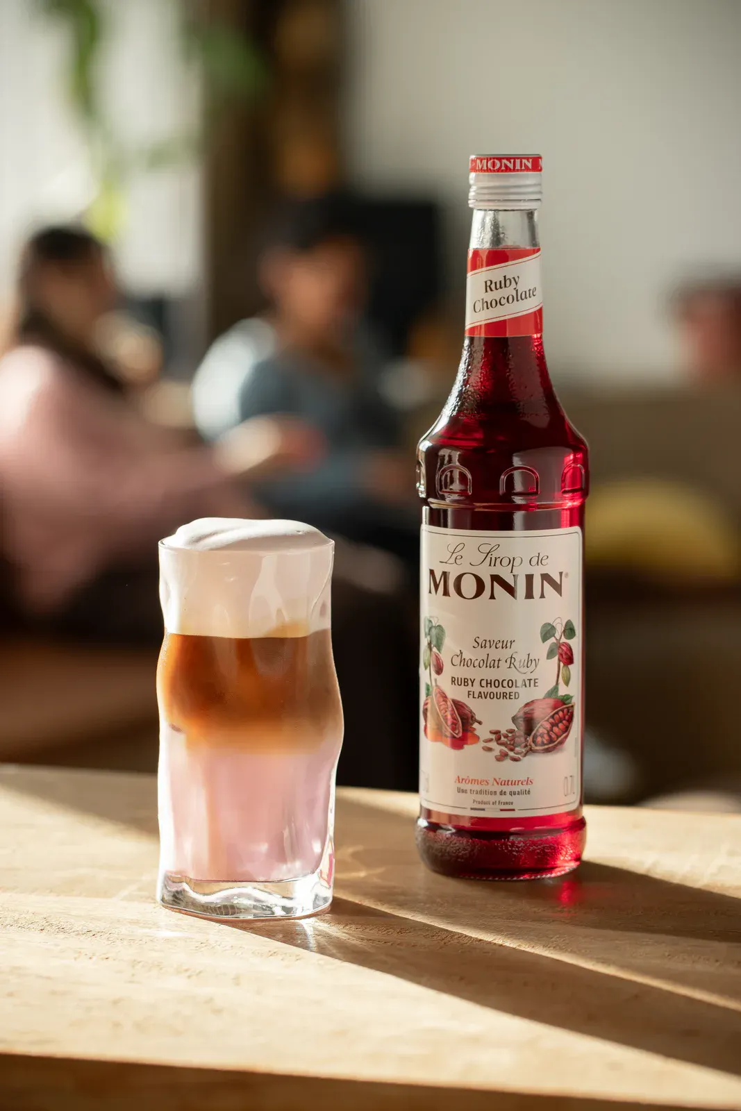 MONIN Ruby Chocolate s vrstveným ledovým kávovým nápojem