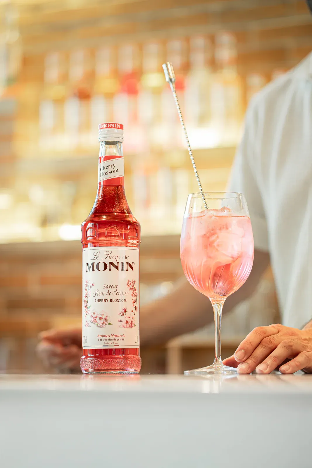 MONIN Sakura s růžovým koktejlem u barového pultu