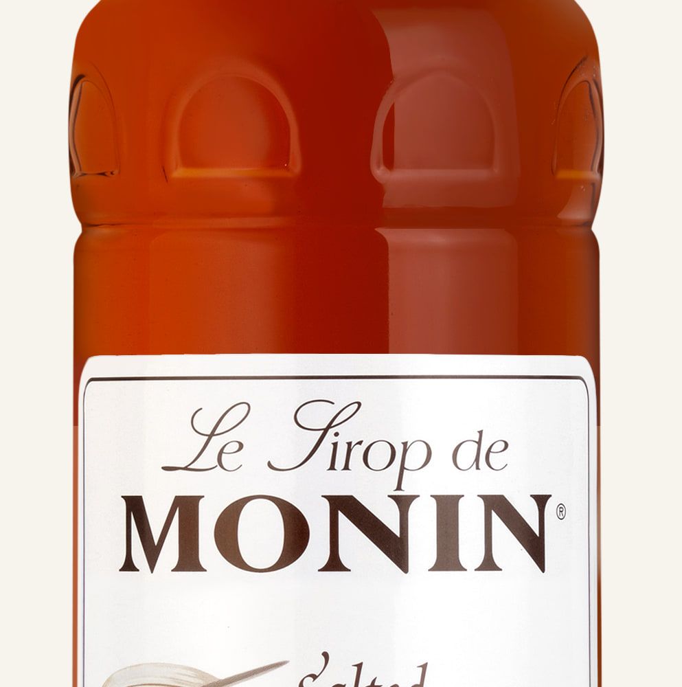 MONIN sirup Karamel slaný PET 1l — láhev barového sirupu